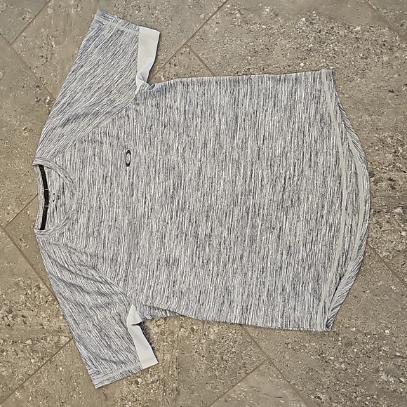 Oakley men's athletic shirt . 100% polyester. Hidden pocket. Size M. Reg fit - Picture 1 of 10